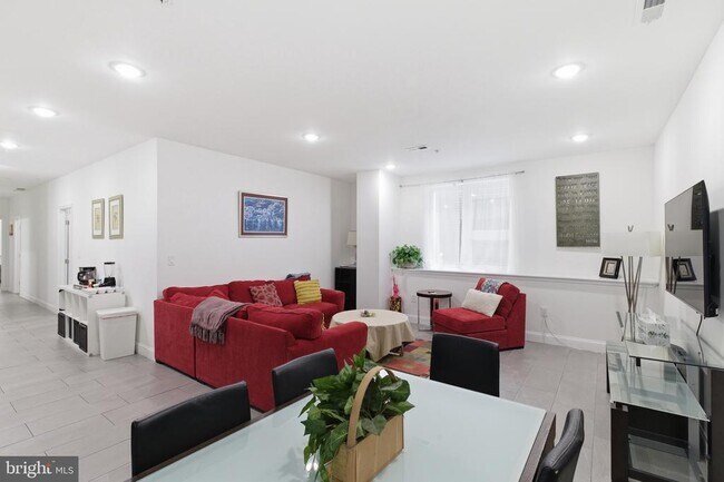 Building Photo - 925 N Broad St