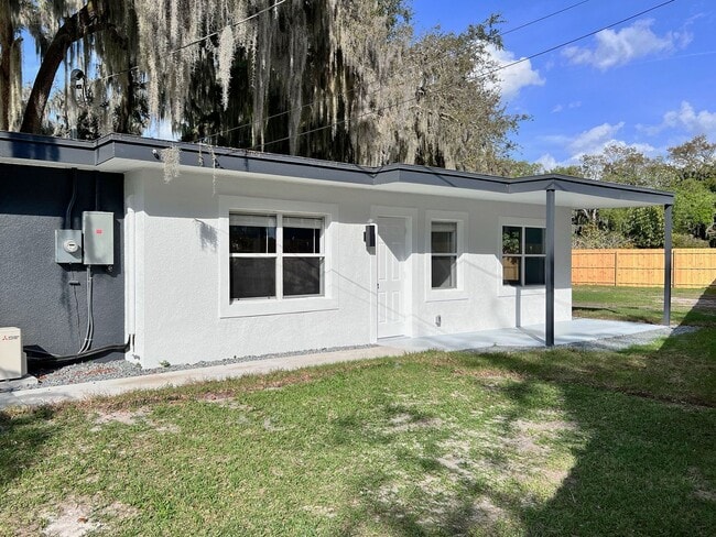 Building Photo - Charming Three-Bedroom Home