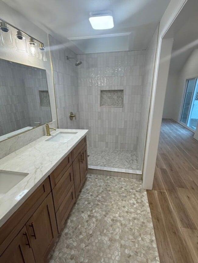 Building Photo - Fully Remodeled 3Bed/ 2Bath Home near Laguna Lake