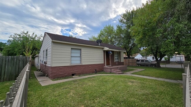 Building Photo - 2111 3rd St