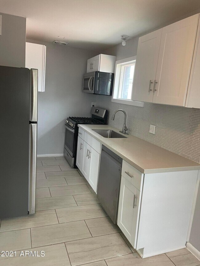 Building Photo - 2242 N 29th Pl