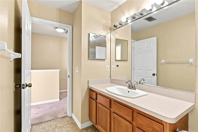 Building Photo - 13710 Forest Lake Dr