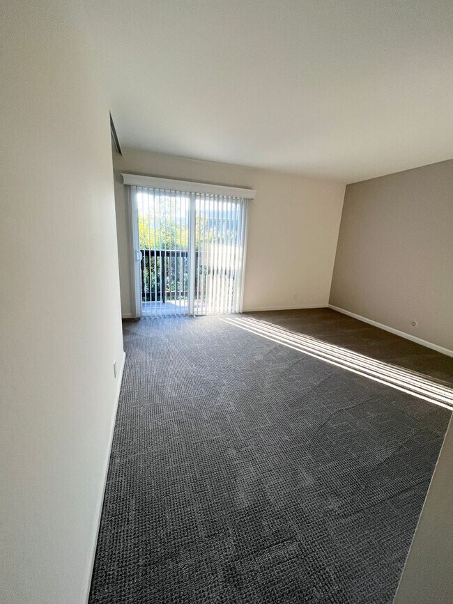 Building Photo - Bright, Cheery and Newly Renovated 2x1 behind Bon Air!