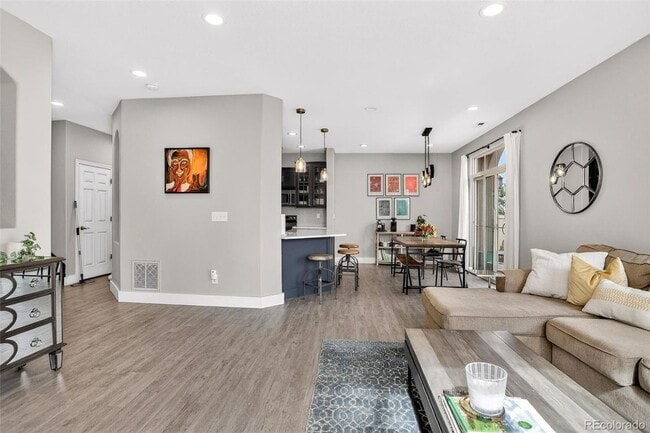 Building Photo - Renovated 2-bed 2.5 bath bright and open townhome located in the heart of Lone Tree!