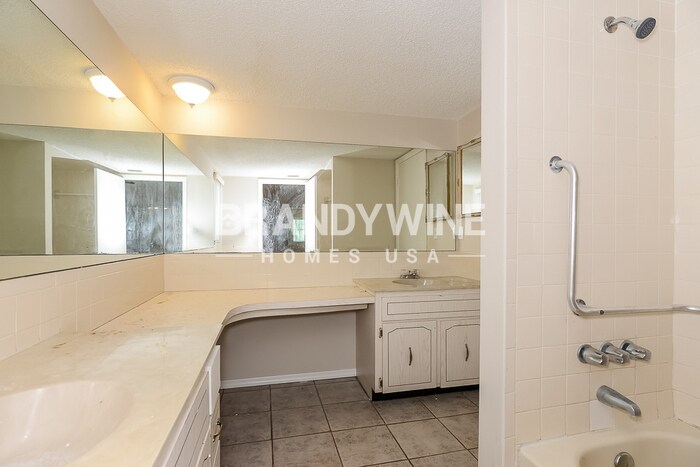 Building Photo - 9923 Woodridge Ct