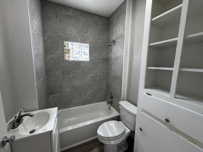 Building Photo - Newly Updated Duplex Conveniently Located ...
