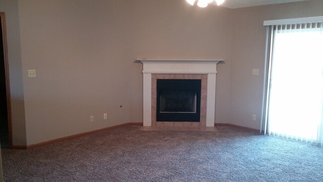 Building Photo - Spacious 2BD 2 BA duplex with 2 Car attached garage. Just a few steps away from everything you need!
