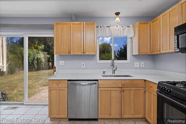 Building Photo - 348 Decca Dr