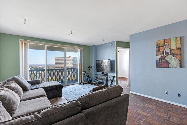 Building Photo - 2000 Linwood Ave