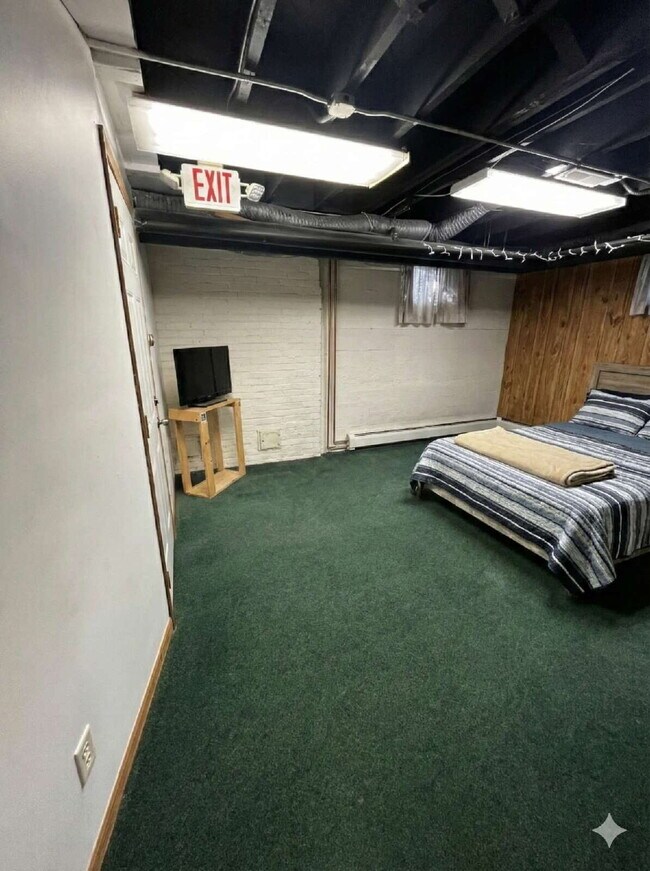 Building Photo - 1 bedroom near UWEC Available June 1st!