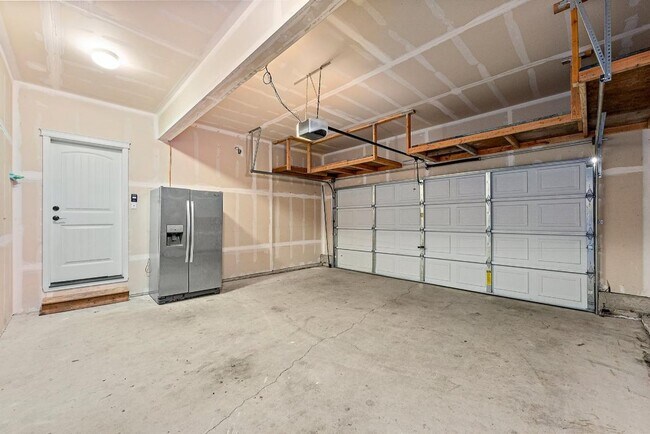 Building Photo - 15592 Chad Dr SE
