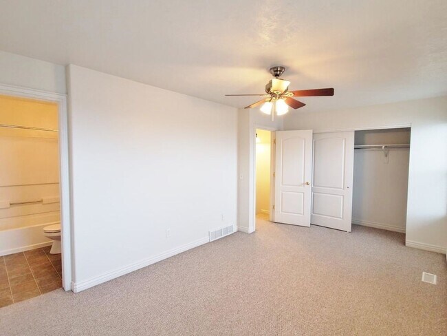 Building Photo - 2-3 Bd 2.5 Bath Townhome in Draper