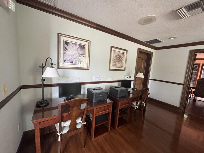 Building Photo - 110 SW Peacock Blvd