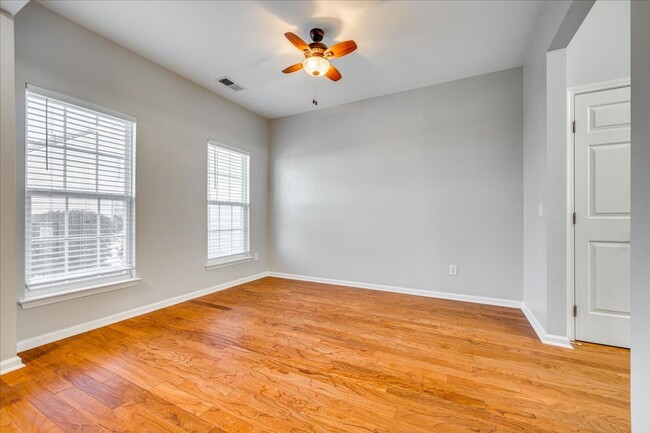 Building Photo - Fabulous 3 bedroom 2.5 bath townhome in Au...