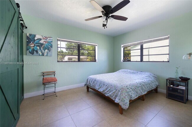 Building Photo - 250 NE 170th St