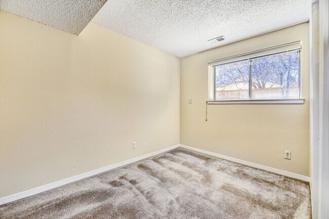 Building Photo - Enjoy the Private Pool and Outdoor Sauna at this 3/2 Home in a Quiet Neighborhood in Louisville