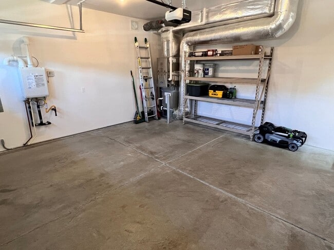 Building Photo - Stunning 5 bedroom W/Bed & Full Bath on Main Floor