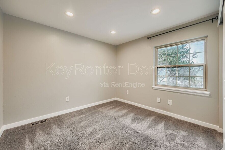 Building Photo - 7053 S Knolls Way