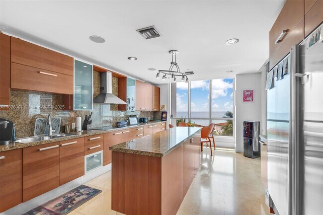 Building Photo - 5959 Collins Ave