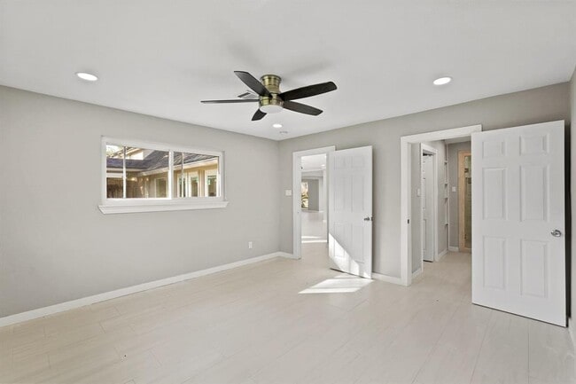 Building Photo - 10811 Tupper Lake Dr