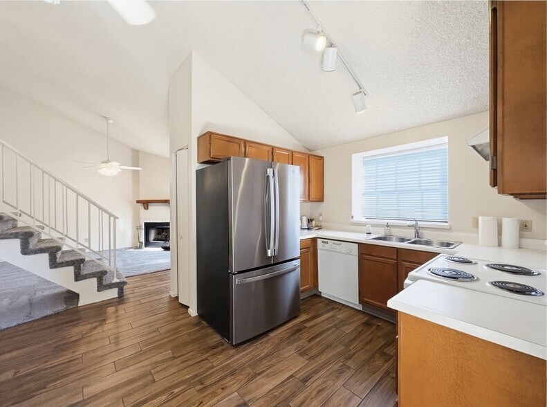 Building Photo - 921 W University Dr