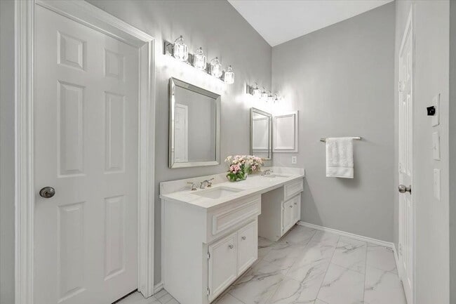 Building Photo - 3915 Summerfield Dr