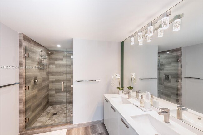 Building Photo - 1300 Brickell Bay Dr