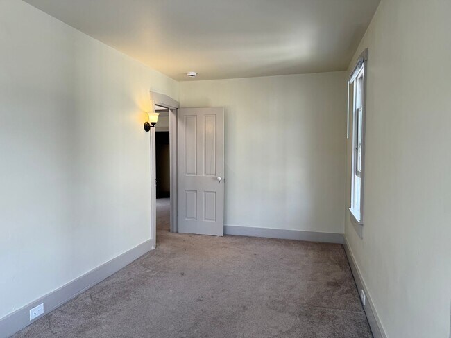 Building Photo - Spacious 3 bedroom 1 Bathroom Home in Manh...