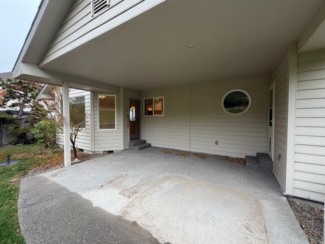 Building Photo - Beautiful Craftsman Style Rambler Must See!!