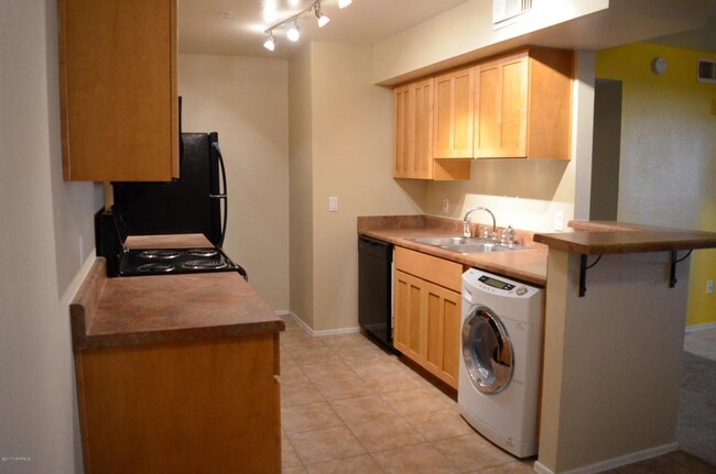 Primary Photo - 1185 W University Ave