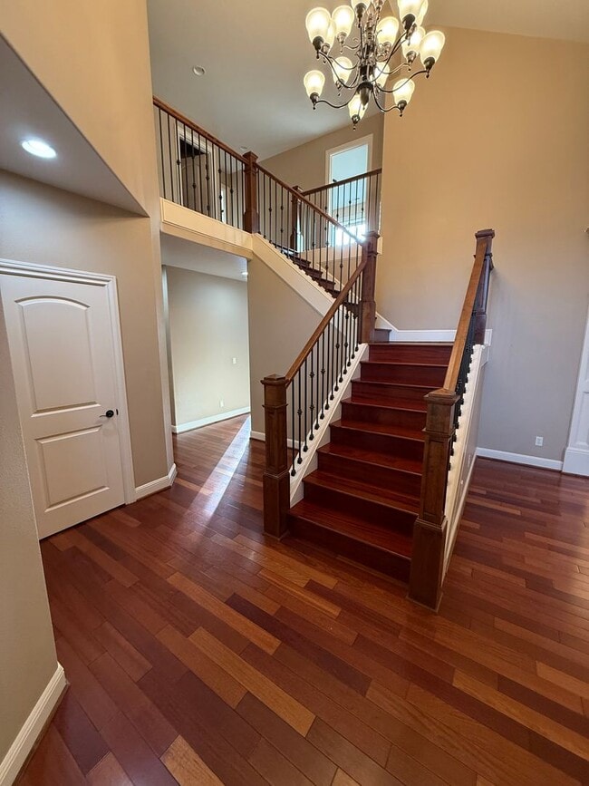 Building Photo - Goregous 5 Bedroom Home! Great Location! Vaulted Ceilings! Fenced Yard! 3- Car Garage & More!