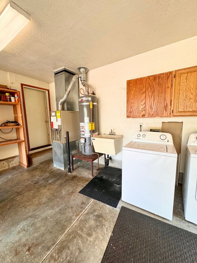 Building Photo - Gorgeous 3 Bed 2 Bath Home Near Shopping and Schools!
