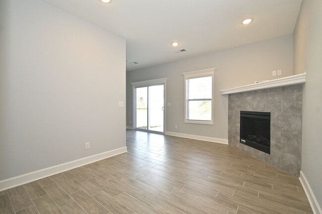 Building Photo - 3 Bedroom 2.5 bath 2 Car Garage   Duplex