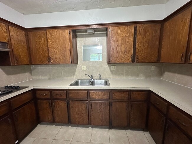 Building Photo - 3 Bed, 1 1/2 Bath, 1 Car Garage