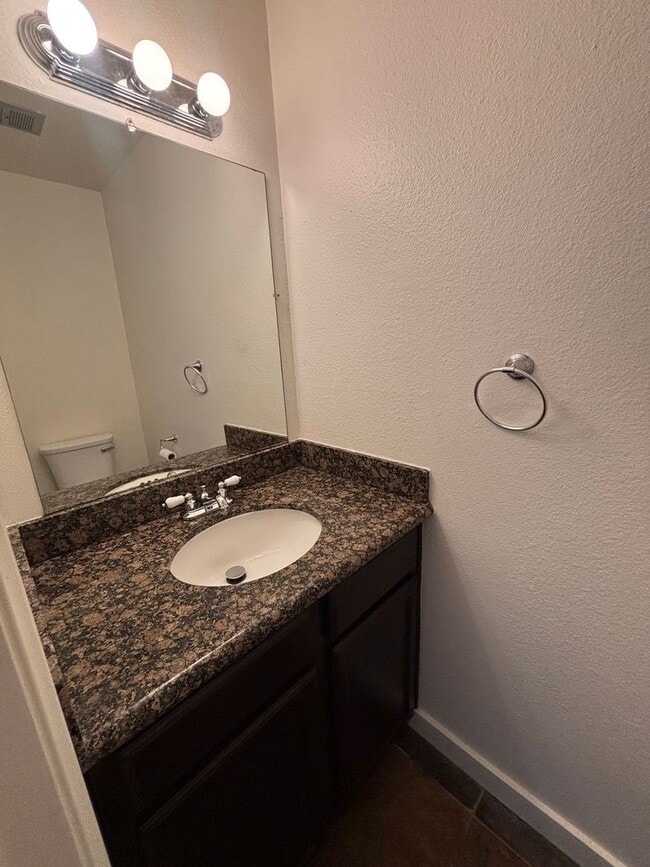 Building Photo - Spacious 2 Bedroom, 1.5 Bath Two-Story Townhome in Clairemont