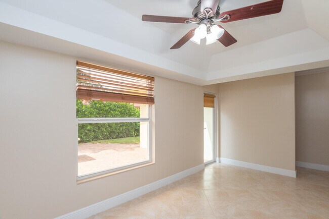 Building Photo - 374 Linda Ln
