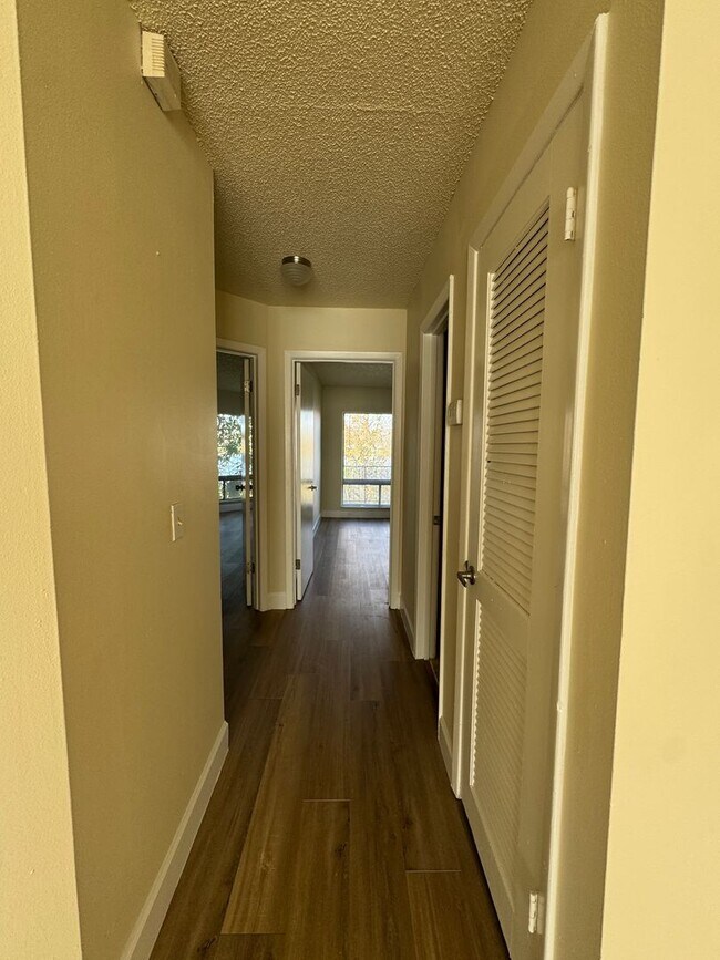 Building Photo - Move-in Ready condo 2/2