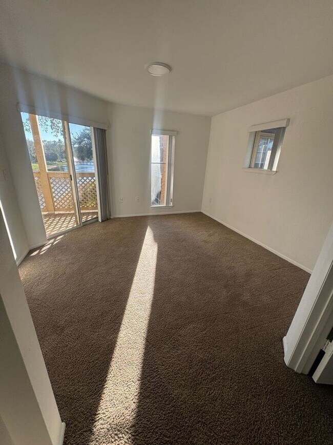 Building Photo - 1/1 Spacious Condo in Gated Community