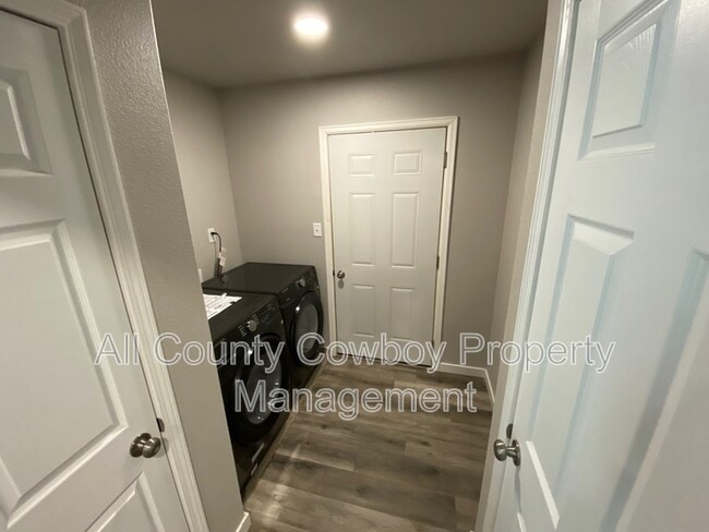 Building Photo - 4521 E Bobolink Ln