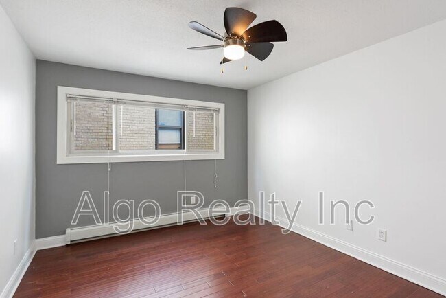 Building Photo - 729 E 16th St