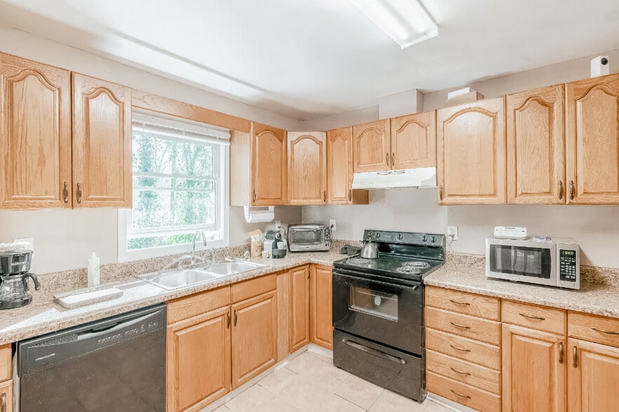 Primary Photo - 2136 Chestnut Hill Cir