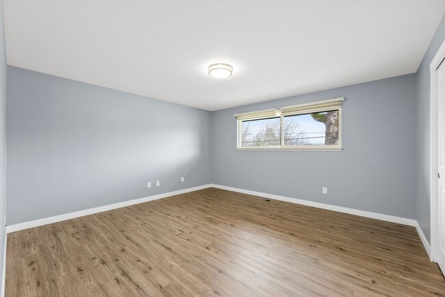 Building Photo - Spacious 3-Bed + Bonus Room in Lakewood | ...