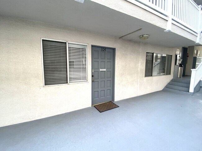 Building Photo - 2 Bedroom Hermosa Beach Condo - Close to Everything!