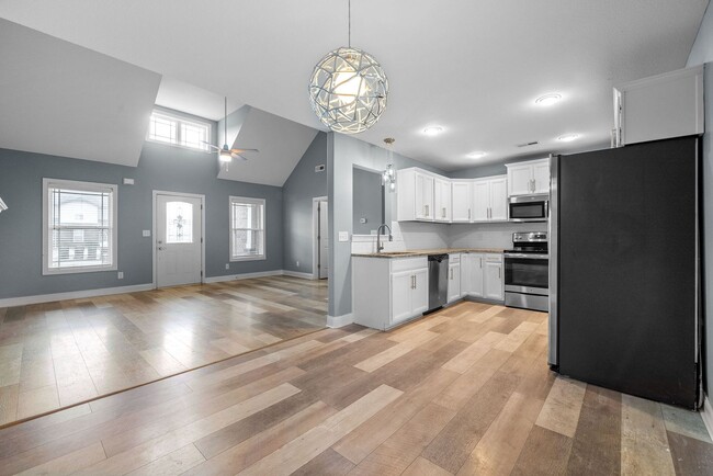 Building Photo - Pet Friendly Three Bedroom with Bonus!