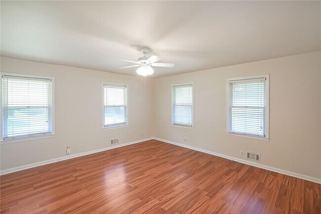 Building Photo - 2055 Anderson Dr SE