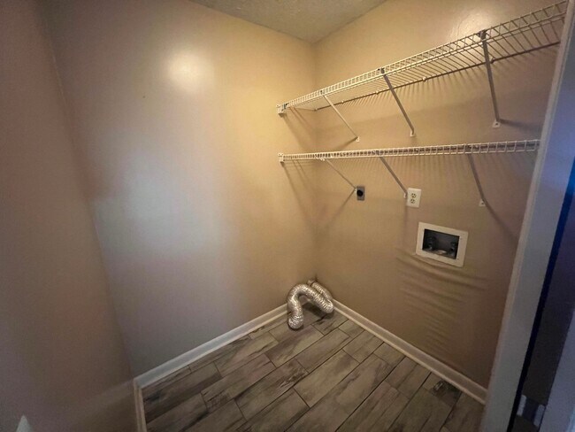 Building Photo - Spectacular 3 bedroom / 2 bath Single Fami...