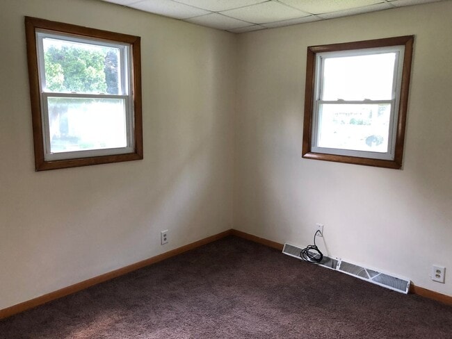 Building Photo - Comfy 2-Bedroom Home with Garage in Moline