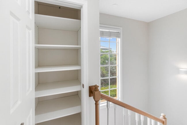 Building Photo - 1060 Lake Shore Dr