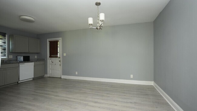 Building Photo - 2614 Golf Course Ln