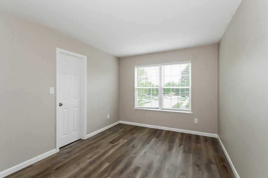 Building Photo - 302 Brookview Dr